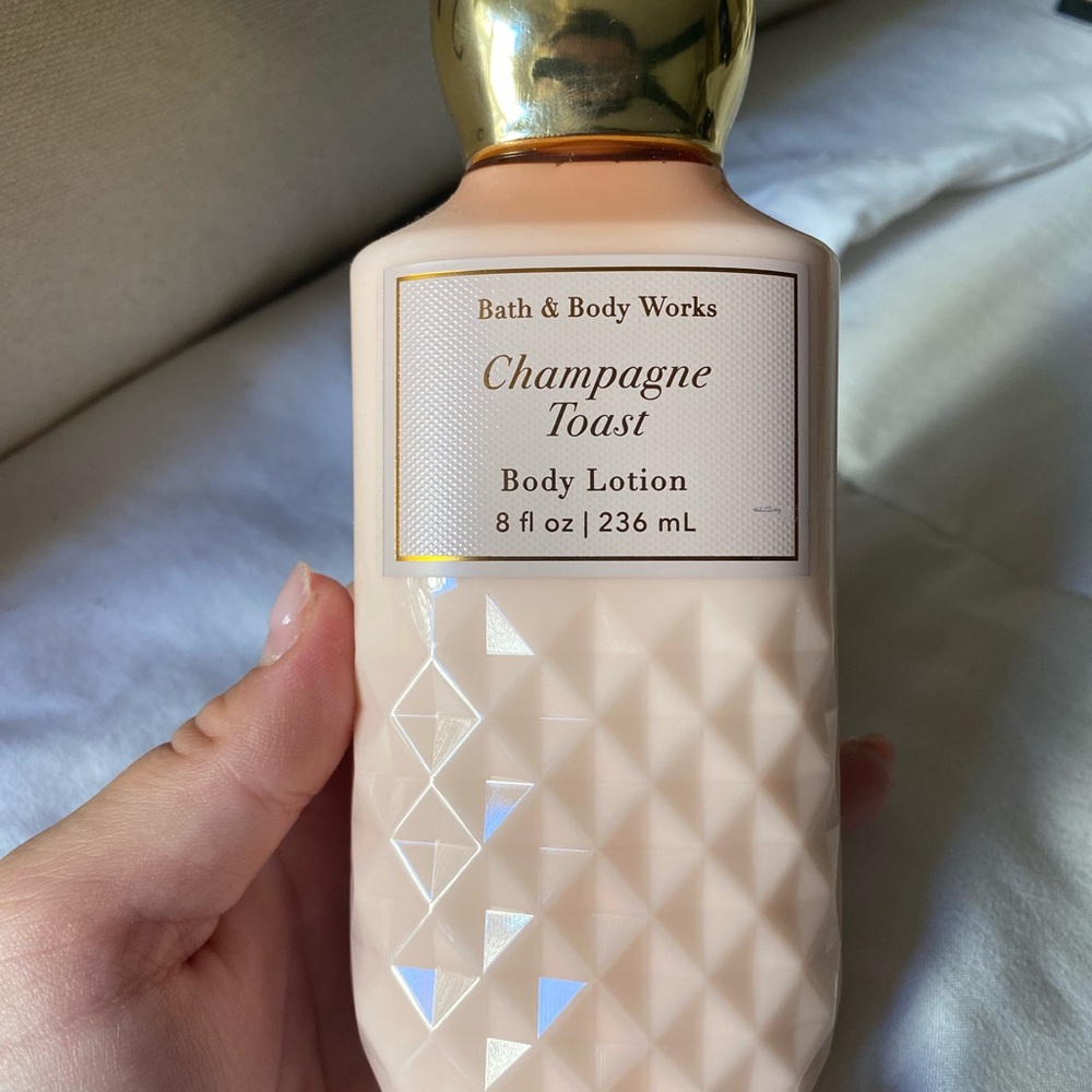 Bath and Body Works Champagne Toast scented lotion🤍